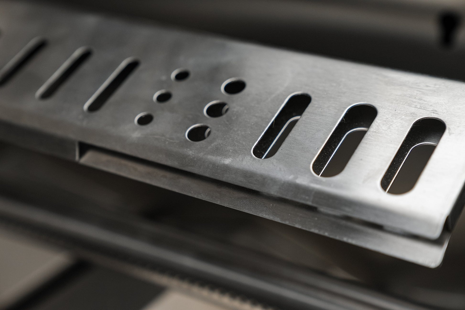 Mont Alpi Islands Mont Alpi 805 Black Stainless Steel Island with 90 Degree Corner / 6-Burner Grill, 2 Infrared Burners / MAi805-BSS90