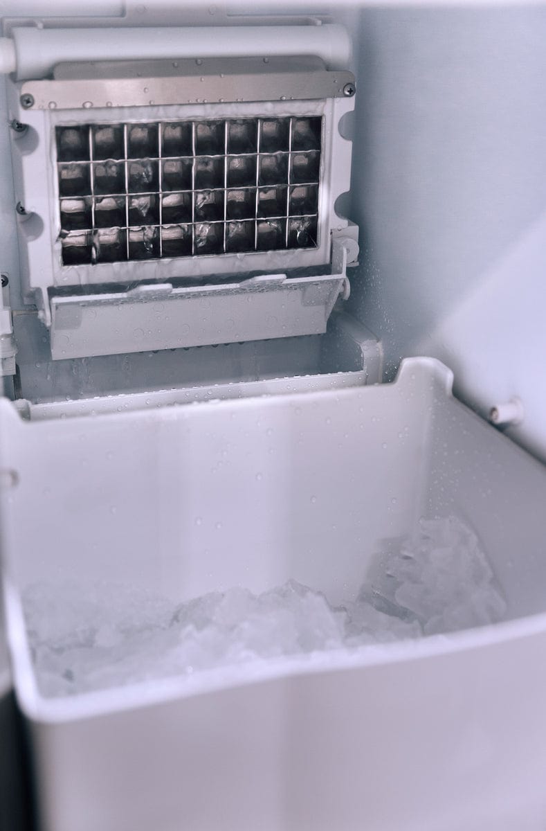 Summerset Refrigeration + Cooling Summerset 15&quot; UL Outdoor Rated Ice Maker w/Stainless Door - 50 lb. Capacity | IM-15