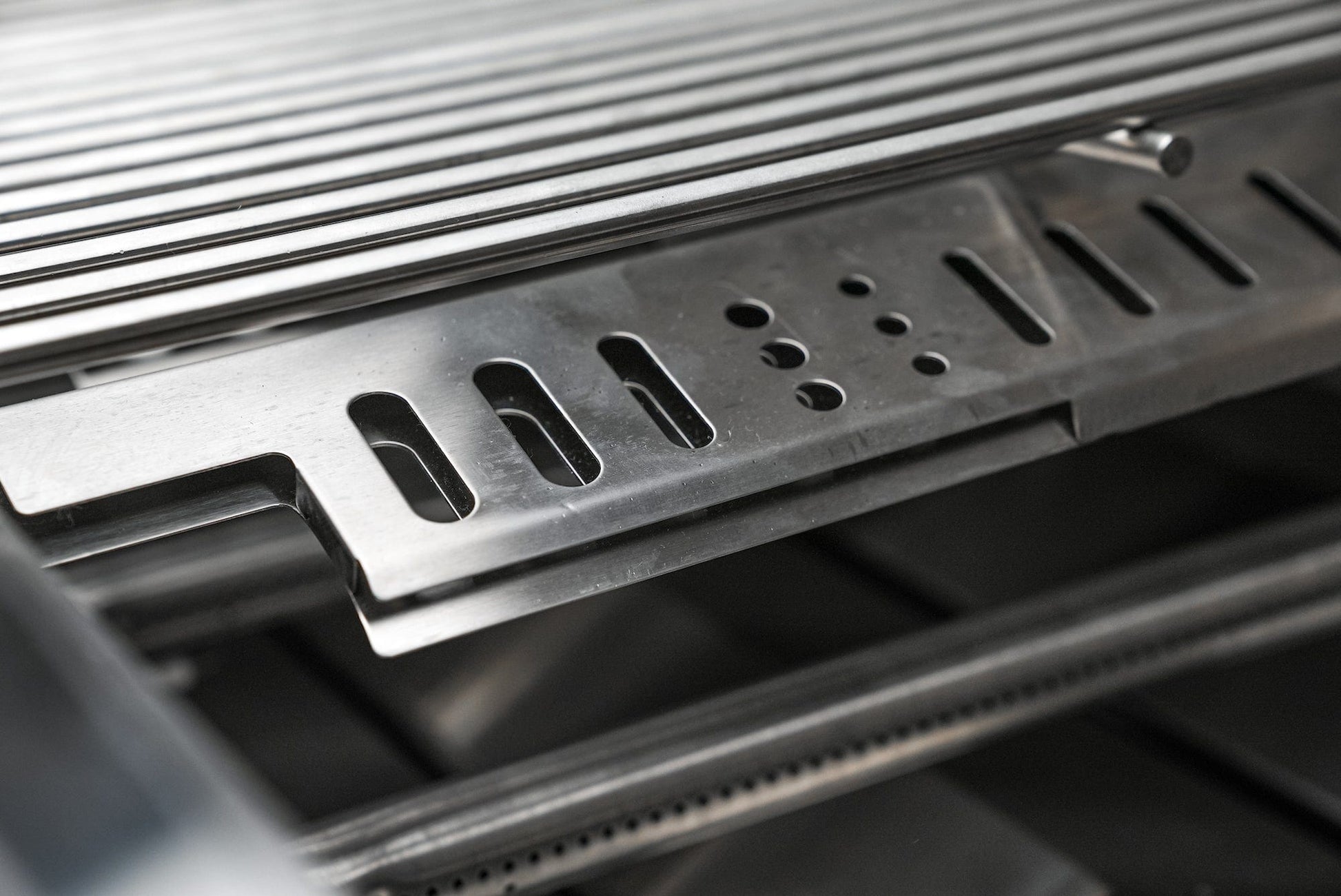 Mont Alpi Islands Mont Alpi 400 Deluxe Island with 90 Degree Corner / 4-Burner Grill, 2 Infrared Burners, Stainless Steel, Waterfall Sides / MAi400-D90C