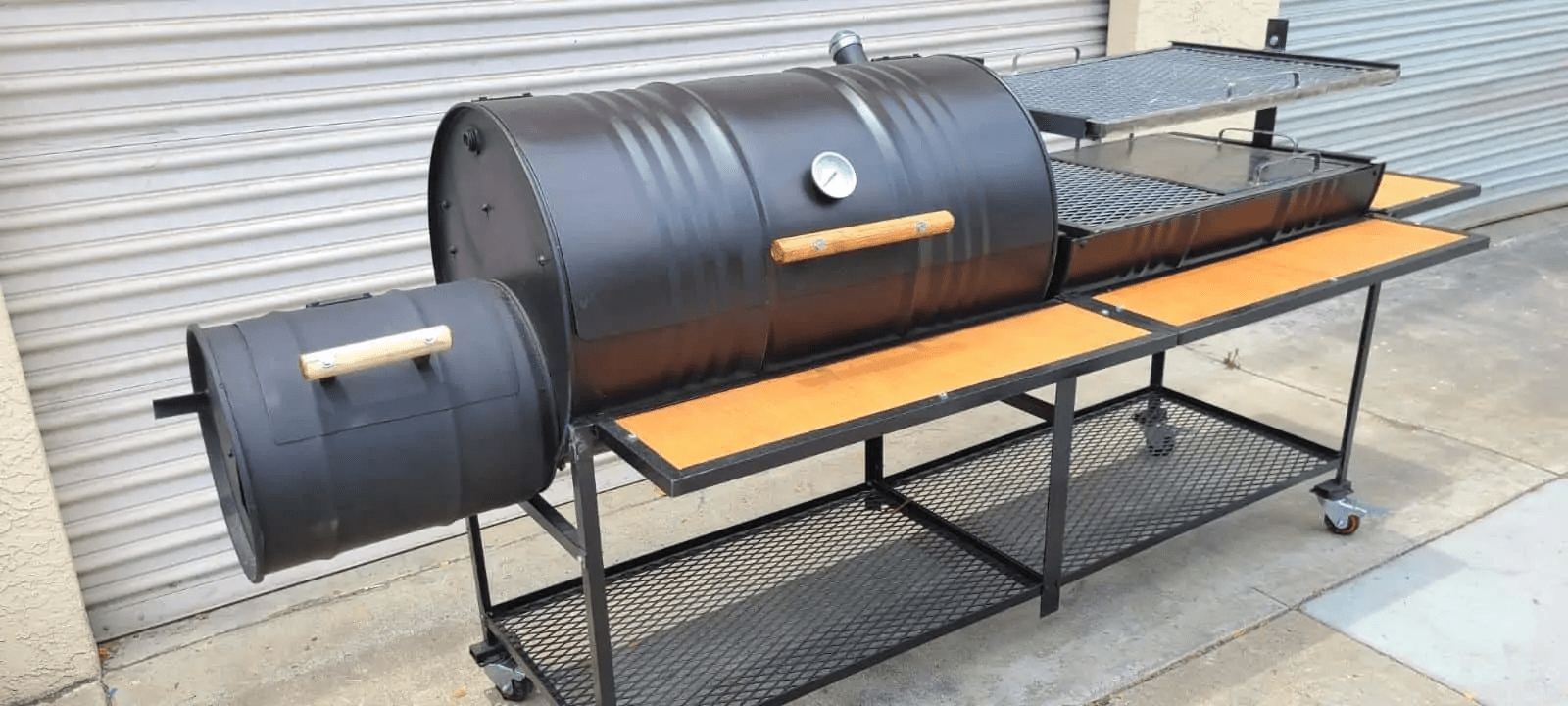 https://outdoorkitchenpro.com/cdn/shop/products/moss-grills-grill-moss-grills-ranch-style-barbecue-smoker-rotisserie-grill-201-31039061885084_1600x.png?v=1628308878